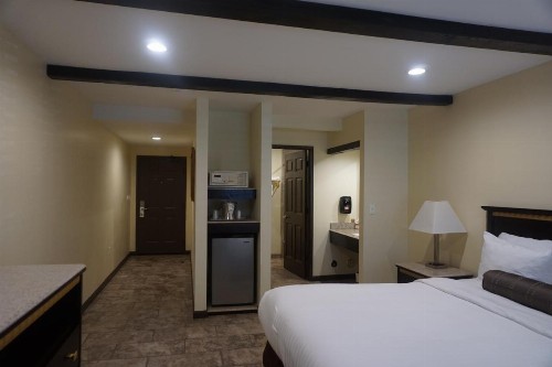Tuscan Garden Inn - image 38