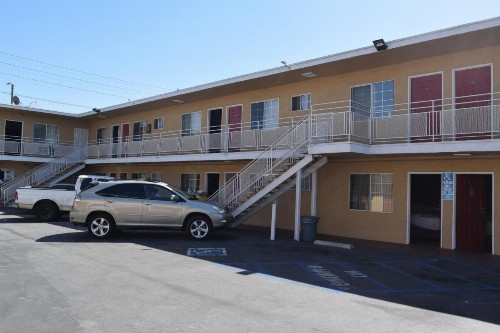 Top Hat Motel - image 11