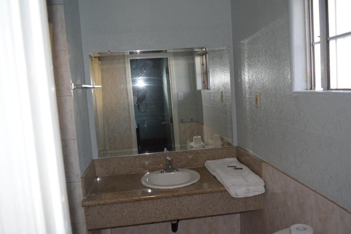 Top Hat Motel - image 7