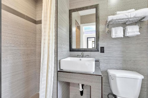 Mid City Inn - image 19