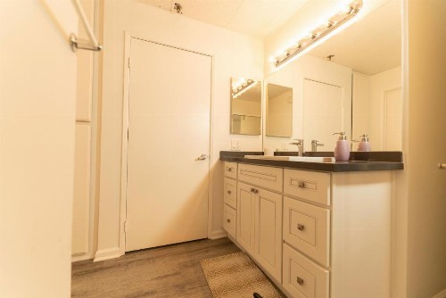 Cozy Hollywood Get Away - image 17