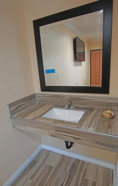 Rosa Bell Motel - Los Angeles - image 6