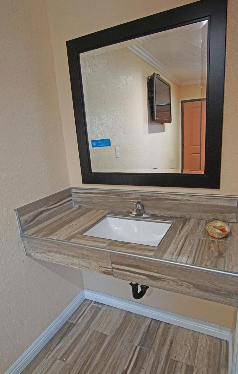 Rosa Bell Motel - Los Angeles - image 6