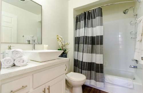 Beverly Hills Adjacent 2-Bedroom Penthouse - image 18