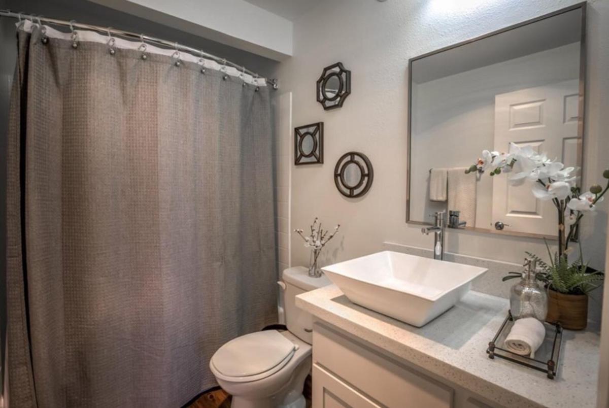 Beverly Hills Adjacent 2-Bedroom Penthouse - image 2