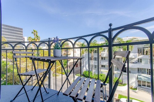 Beverly Hills Adjacent 2-Bedroom Penthouse - image 20