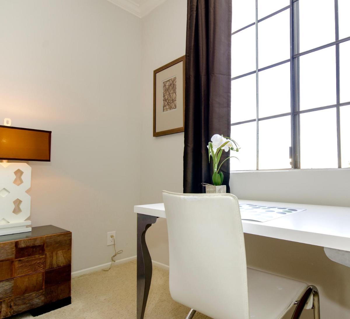 Beverly Hills Adjacent 2-Bedroom Penthouse - image 3
