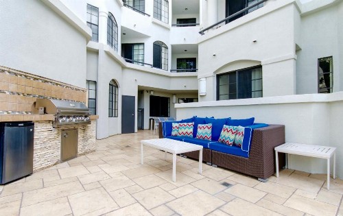 Beverly Hills Adjacent 2-Bedroom Penthouse - image 42