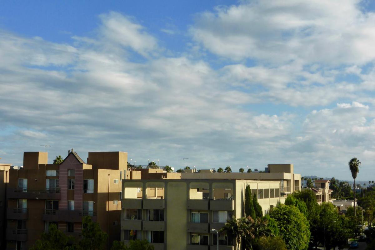 Beverly Hills Adjacent 2-Bedroom Penthouse - image 7