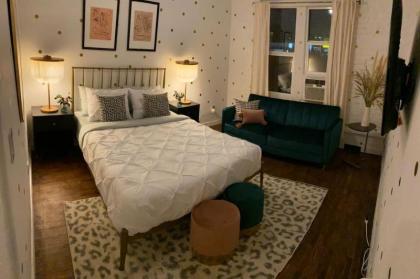 Gorgeous Studio in Beverly Boulevard Sleeps 4 California