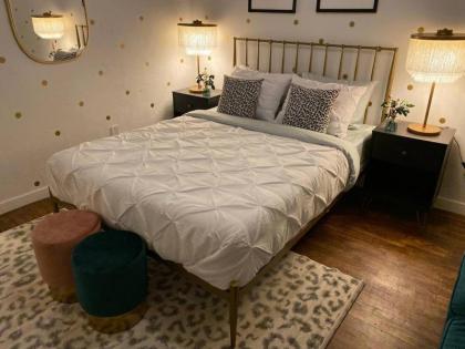 Gorgeous Studio in Beverly Boulevard Sleeps 4 - image 12