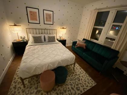 Gorgeous Studio in Beverly Boulevard Sleeps 4 - image 2