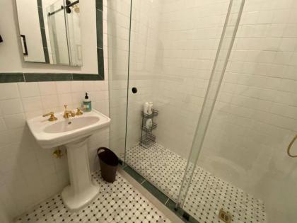 Gorgeous Studio in Beverly Boulevard Sleeps 4 - image 3