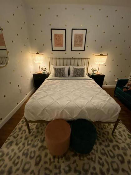 Gorgeous Studio in Beverly Boulevard Sleeps 4 - image 9