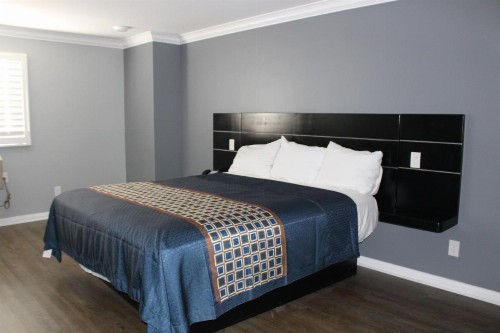 Budget Inn - image 2