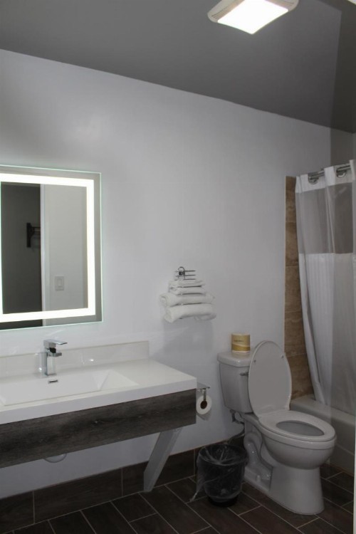 Budget Inn - image 3