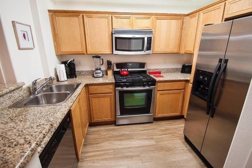 The Grove Penthouse 3 BDRM 3 BATH - image 1