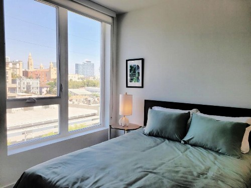 GORGEOUS Hollywood living - image 8