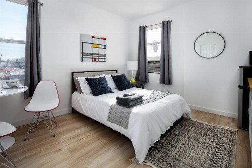 Minutes to Downtown and Elegant Studio - image 10