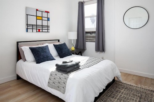 Minutes to Downtown and Elegant Studio - image 6