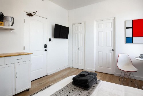 Minutes to Downtown and Elegant Studio - image 9