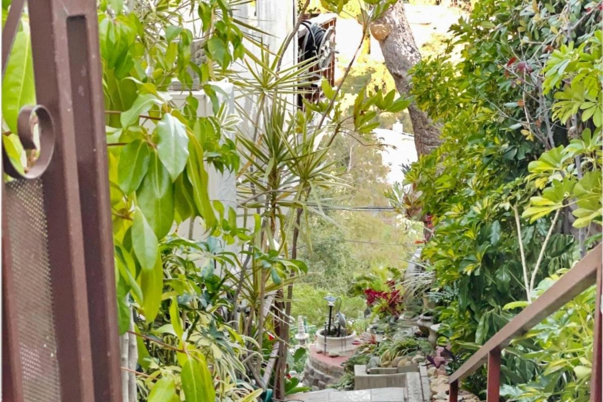 Secret Stairs Apt Hollywood Hills - image 2