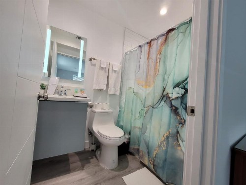 Hollywood Cosmopolitan Apartments - image 20