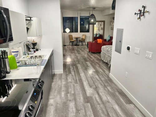 Hollywood Cosmopolitan Apartments - image 21