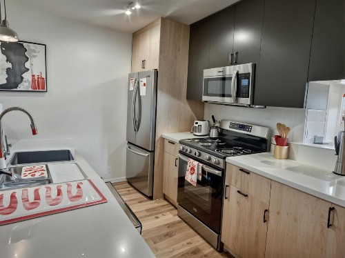 Hollywood Cosmopolitan Apartments - image 22