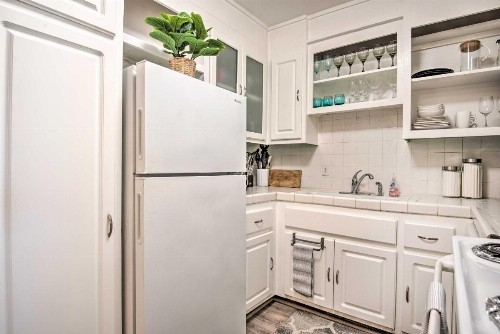 Chic Culver City Condo about 6 Miles to Venice Beach! - image 10