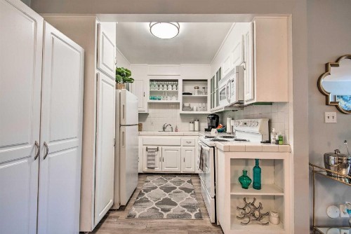 Chic Culver City Condo about 6 Miles to Venice Beach! - image 9