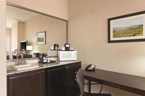 La Quinta by Wyndham Los Banos - image 20