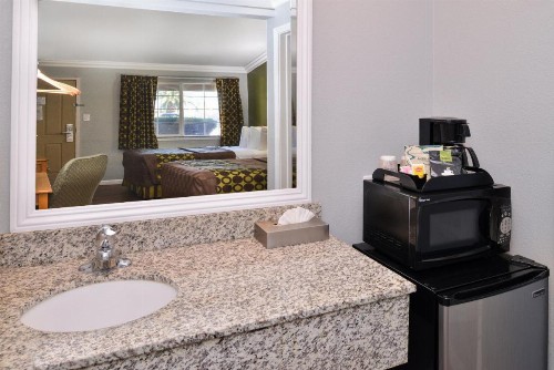 Americas Best Value Inn Los Banos - image 17