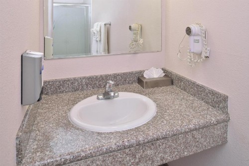 Americas Best Value Inn Los Banos - image 18