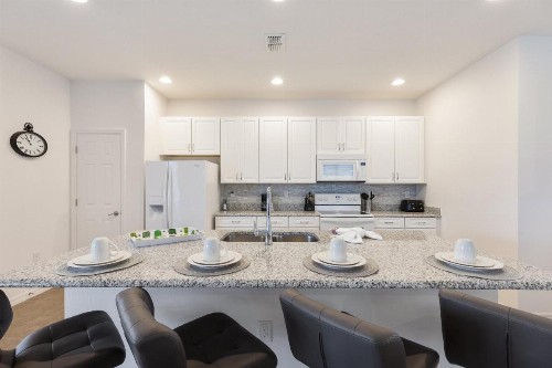Victoria Villa- Modern 4 bedroom villa with a fully screened private pool with spa game room gas BBQ and resort amenities - image 1