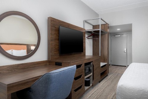 Hampton Inn Louisville Airport Fair/Expo Center - image 2