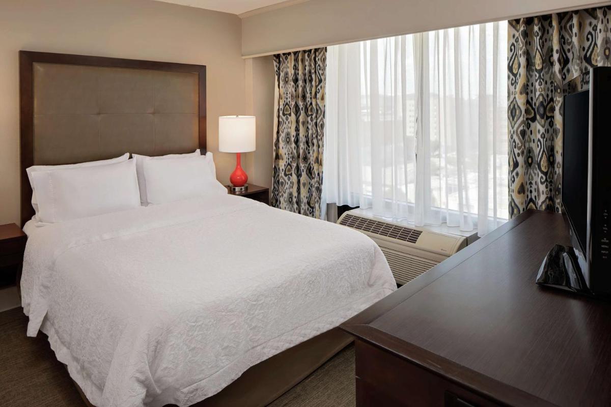 Hampton Inn Louisville Downtown - image 3