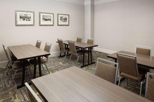 Hampton Inn Louisville Downtown - image 31