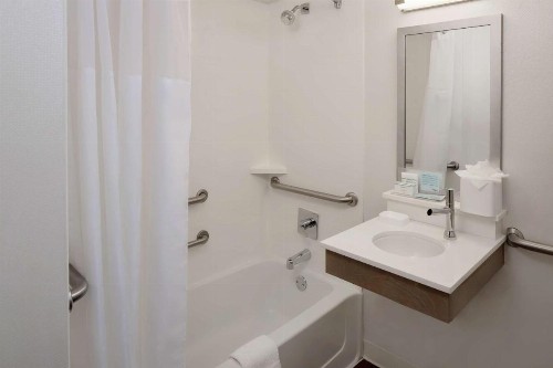 Hampton Inn Louisville Downtown - image 32