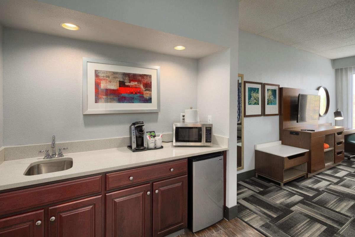 Hampton Inn Louisville Northeast - image 2