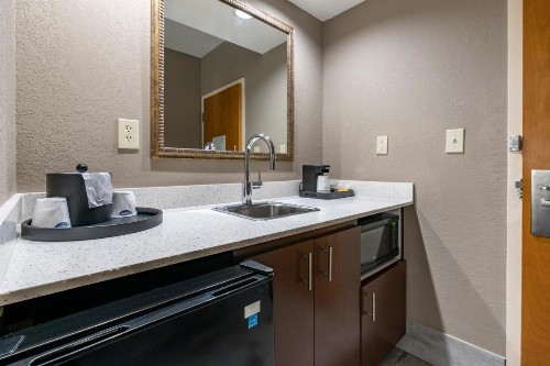 Hampton Inn & Suites Louisville East - image 22