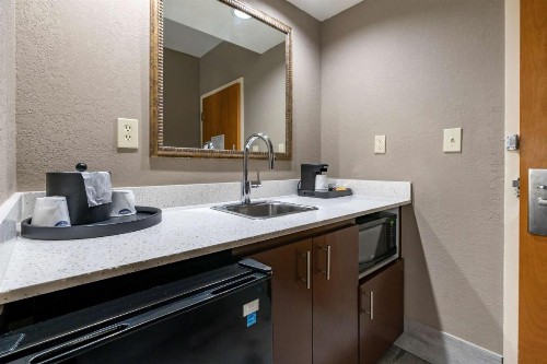 Hampton Inn & Suites Louisville East - image 8