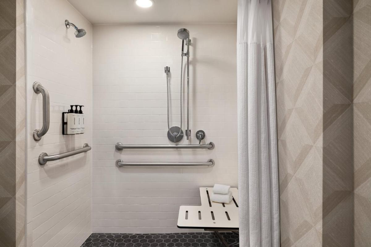 Crowne Plaza Louisville Airport Expo Center an IHG Hotel - image 4