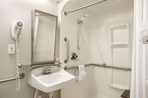 Microtel Inn By Wyndham Louisville East - image 28