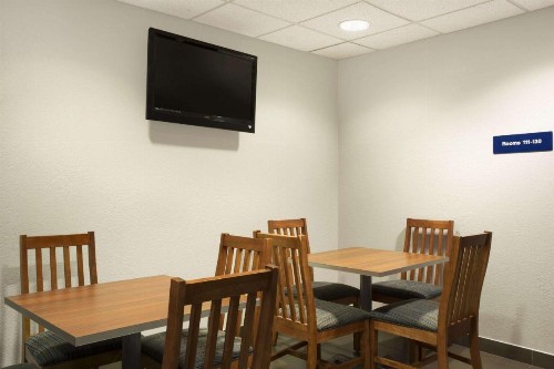 Microtel Inn By Wyndham Louisville East - image 31