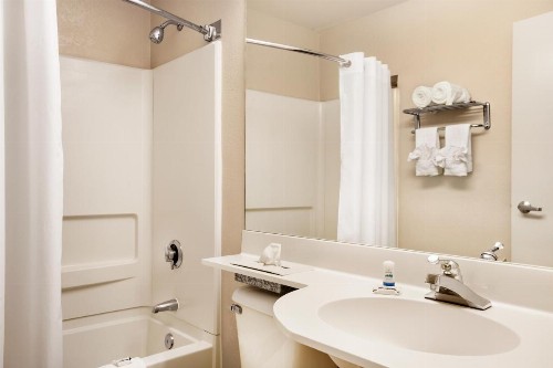 Microtel Inn By Wyndham Louisville East - image 35