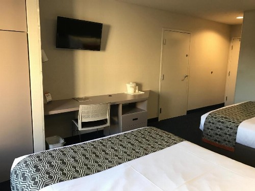 Microtel Inn By Wyndham Louisville East - image 37