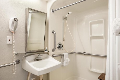 Microtel Inn By Wyndham Louisville East - image 7