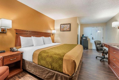 Econo Lodge Downtown Louisville - image 12