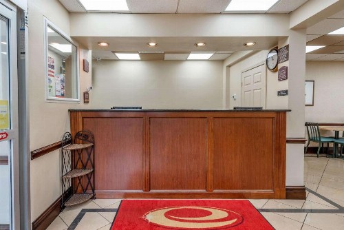 Econo Lodge Downtown Louisville - image 13